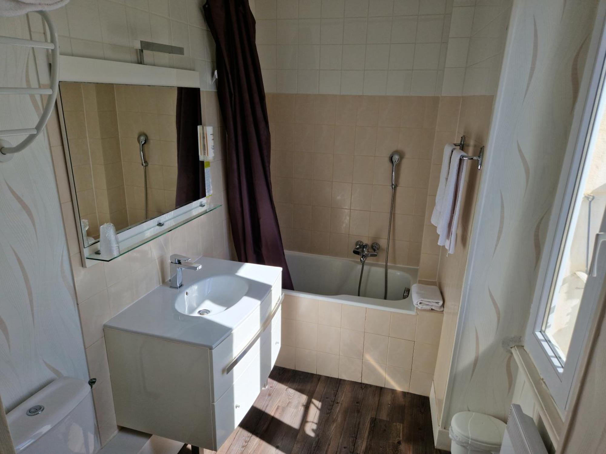 Hotel De La Ferte شاني المظهر الخارجي الصورة